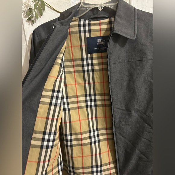 Burberry London Women’s Collared Grey Zip Up Jacket with Plaid Lining - S - Picture 6 of 10